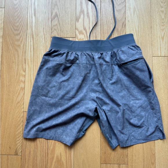 Lululemon THE Short Black Marble Print (M) - Picture 2 of 4